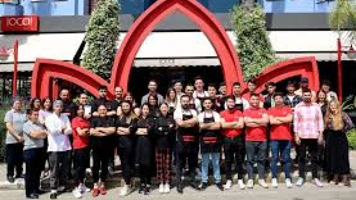 “Alanya Cafe Local’de kahve çeşitleri, tatlılar ve sıcak bir kafe atmosferi”