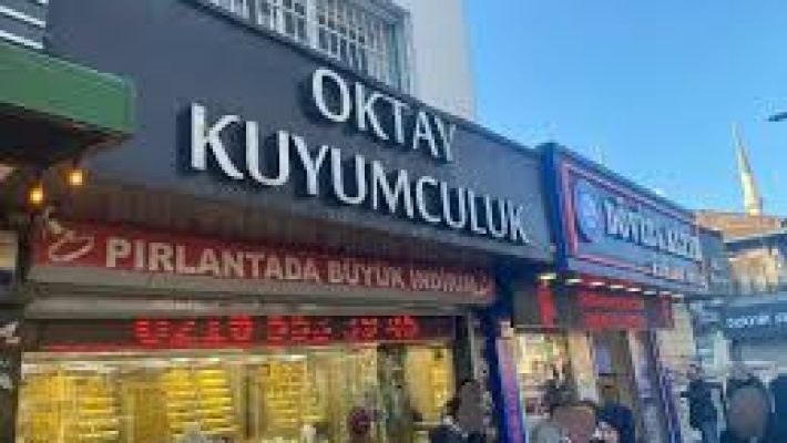 Oktay Kuyumcu mağazasında sergilenen altın ve pırlanta takılar, yüzük, kolye ve bilezik koleksiyonları.