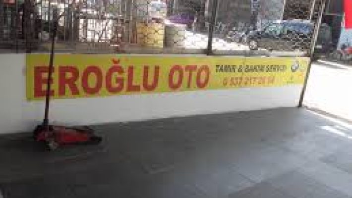 “Eroğlu Oto Tamiri servis alanında araçların tamir ve bakım işlemlerinin yapıldığı oto servis görüntüsü.”