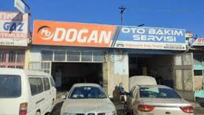 “Doğan Oto Tamir servis alanında araçların tamir ve bakım işlemlerinin uzman ekip tarafından yapıldığı oto servis görüntüsü.”