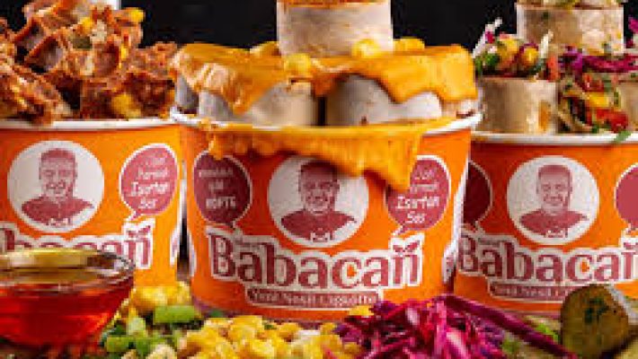 “Babacan Çiğ Köfte Alanya Çarşı Şubesi’nde taze malzemelerle hazırlanan dürüm ve porsiyon çiğ köfte sunumu.”