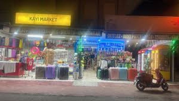 Alanya’da Kayı Bag Shop & Alchool Shop mağazası, şık çanta, aksesuar ve özel ürün çeşitleriyle müşterilerine kaliteli alışveriş deneyimi sunuyor.