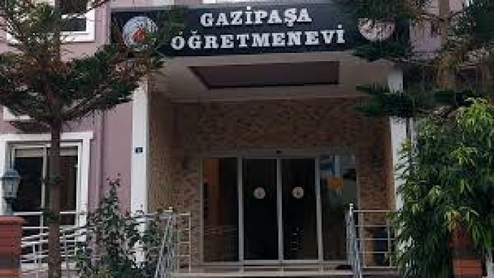 "Gazipaşa Öğretmenevi ve Akşam Sanat Okulu öğrencileri çeşitli sanat ve kültürel etkinliklerde yer alıyor, modern atölyeler ve sınıflarda eğitim alıyor."