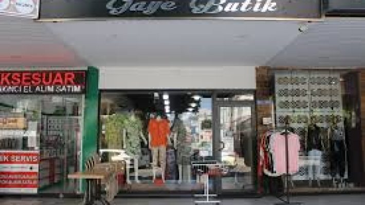 Gaye Butik Alanya – Kadın giyim ürünlerinin şık ve modern tasarımlarla vitrinlerde sergilendiği butik mağaza.