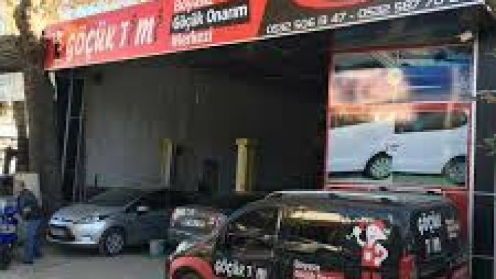 “Alanya Yunus Oto Boyasız Göçük Onarımı servis alanında araç göçük düzeltme işleminin yapıldığı modern mini onarım servisi görüntüsü.”