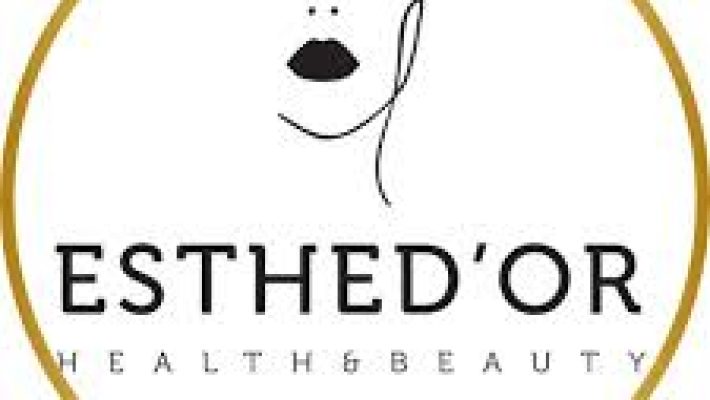 “ESTHED'OR Health & Beauty merkezinde cilt ve güzellik bakımı alan müşteri”