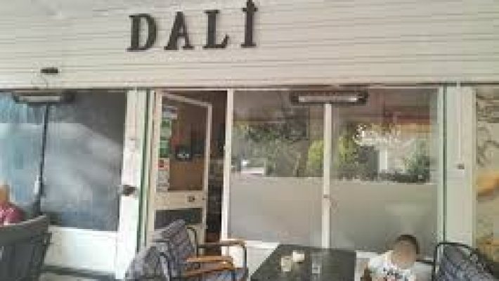 Alanya’da modern dekorasyonu ve zengin menüsüyle öne çıkan Dali Food & Cafe’de kahve ve lezzetli yemek keyfi. ☕🍽️