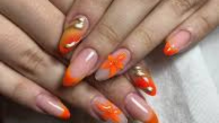 “Shu-shu Nail Salonn’da profesyonel manikür ve nail art uygulaması yapılan müşteri”