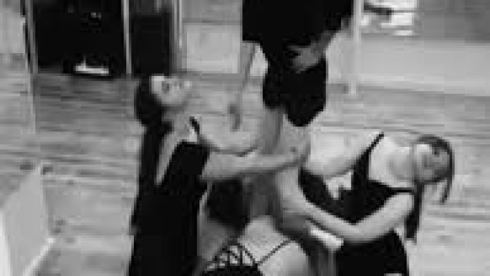 Black and White Dans Okulu’nda öğrenciler modern dans ve koreografi çalışması yaparken.