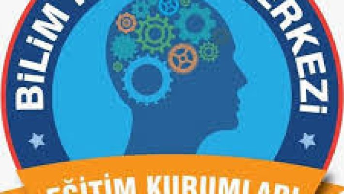 "BİLİM KÜLTÜR MERKEZİ EĞİTİM KURUMLARI öğrencileri modern sınıf ortamında ders çalışıyor, öğretmen rehberliğinde etüt ve etkinliklere katılıyor, teknolojik eğitim materyalleri ile desteklenmiş öğrenme alanı."
