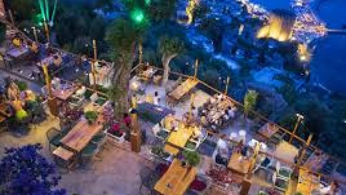 “Alanya Kale Panorama Restoran’da tarihi kale manzarası ve Akdeniz’e karşı zengin yemek çeşitleri”