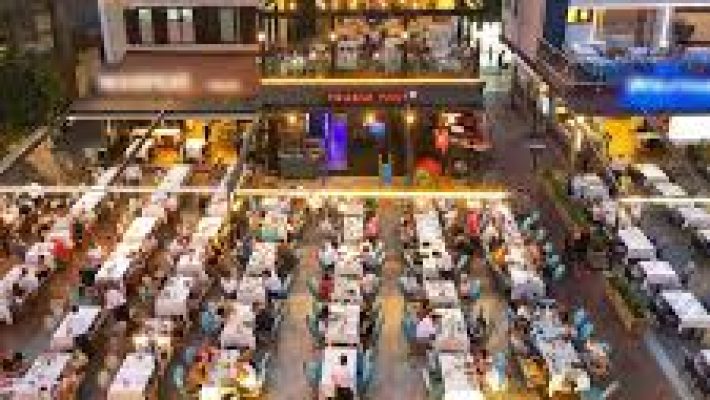 Picasso Port À La Carte Restaurant’ta deniz manzaralı şık akşam yemeği ambiyansı.