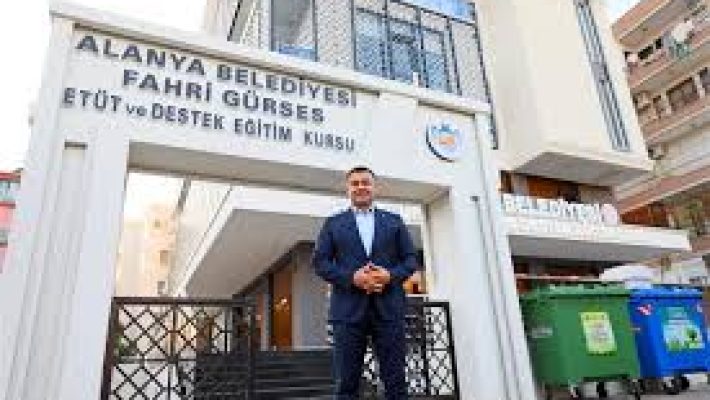 Alanya Belediyesi Fahri Gürses Etüt ve Destek Eğitim Kursu’nda öğrenciler sınıf ortamında ders çalışırken ve öğretmen rehberlik yaparken.