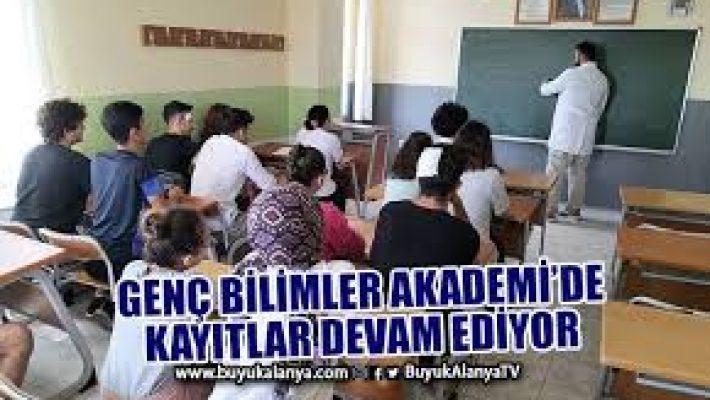 Genç Bilimler Akademi’nde öğrenciler fen, matematik ve kodlama derslerinde uygulamalı eğitim alırken.