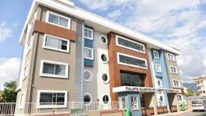 "Pratik Kız Sanat Okulu öğrencileri resim, el sanatları ve yaratıcı etkinlikler yapıyor, modern atölye ve eğitim materyalleri ile desteklenen öğrenme ortamında çalışıyor."