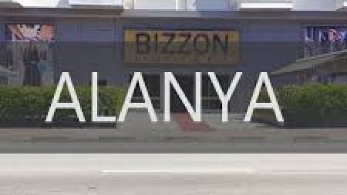 Bizzon Leather Alanya mağazasında modern tasarımlı deri ceketler, montlar ve aksesuarlar sergileniyor.