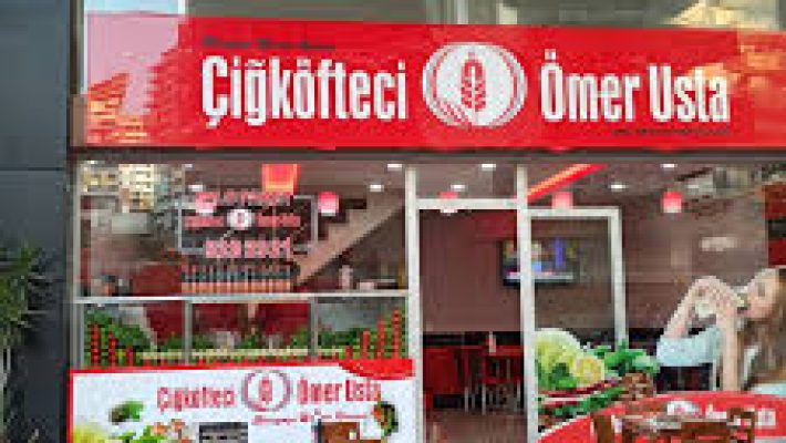 Alanya Kadıpaşa’da enfes çiğ köfte lezzetleriyle bilinen Çiğ Köfteci Ömer Usta. 🌯🌿