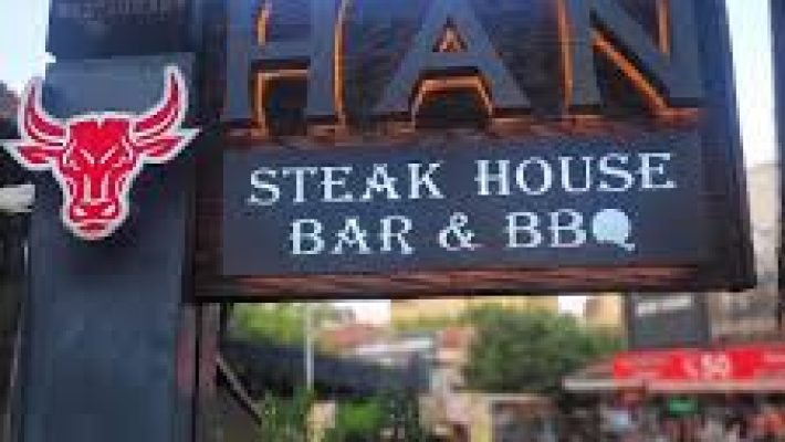 Han Steakhouse Bar & Bbq’de odun ateşinde pişen ızgara etler ve şık restoran atmosferi.