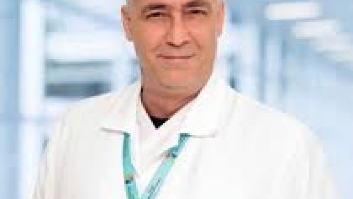 “Dr. Hikmet Yaşbala modern muayene odasında hastalarına profesyonel tıbbi hizmet sunarken.”