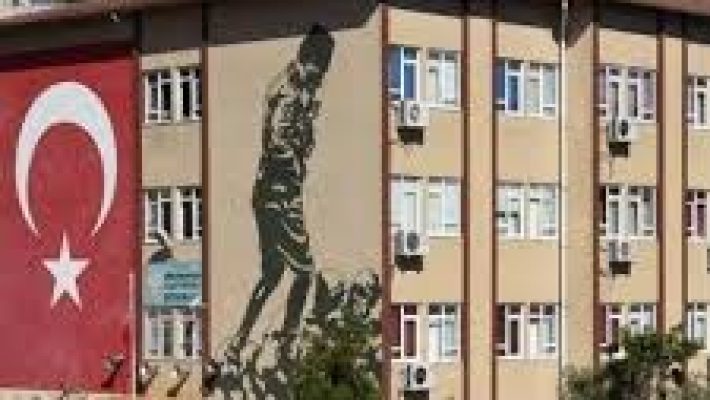 Abdurrahman Alaattinoğlu Ortaokulu binası, modern eğitim yapısı ve öğrencilere güvenli, çağdaş bir öğrenme ortamı sunan okul.