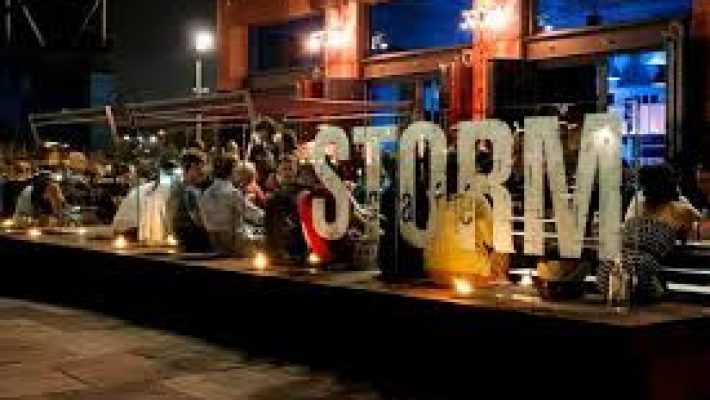Canlı müzik ve renkli ışıklar eşliğinde keyifli vakit sunan Storm Bar Cafe’nin enerjik atmosferi.
