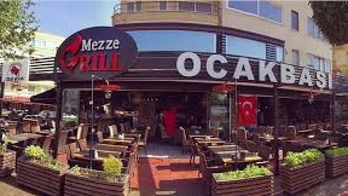 Bizbize Ocakbaşı Alanya’da mangalda pişen kebaplar ve sıcak aile ortamı.