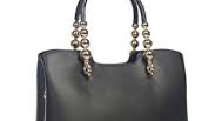 Angel Polo mağazasında çeşitli renk ve modellerde polo tişörtler ve casual giyim ürünleri sergileniyor.