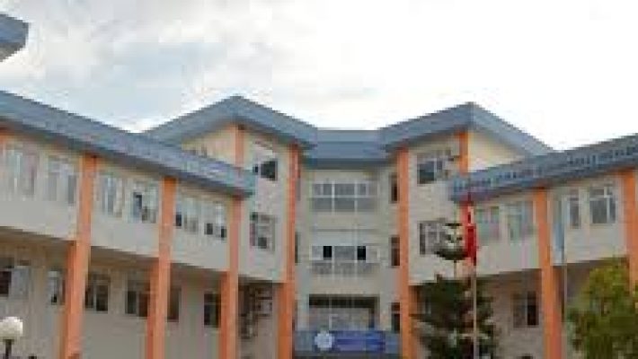 "Gazipaşa M. Rahmi Büyükballı Meslek Yüksekokulu öğrencileri modern sınıf ve laboratuvar ortamında eğitim alıyor, öğretmen rehberliğinde uygulamalı ders ve projeler gerçekleştiriyor."