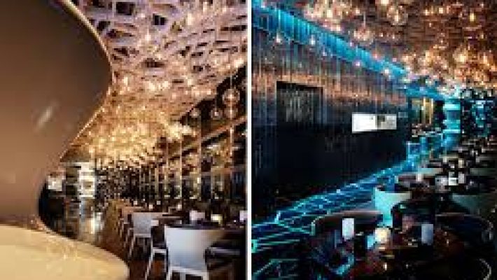 Best Restoran Cafe Bar’da deniz manzarası eşliğinde yemek ve içecek keyfi yapan misafirler.