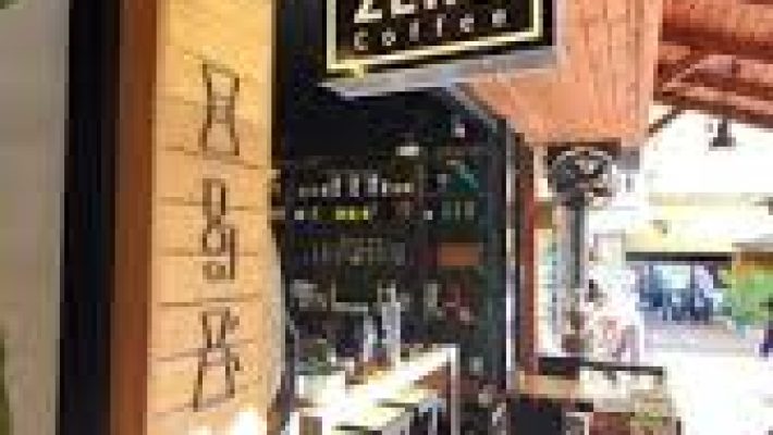 ZERO COFFEE’de üçüncü dalga demleme yöntemleriyle hazırlanan kahveler ve minimal, modern kafe atmosferi