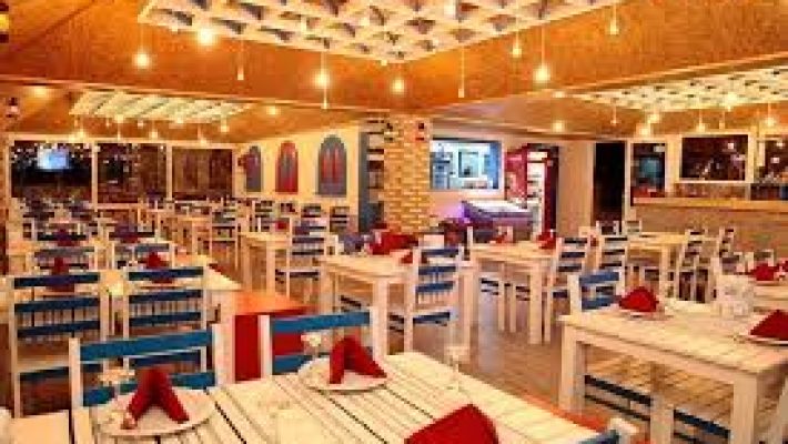 “Mırmır Beach Restaurant’ta denize sıfır masalarda Akdeniz manzarası eşliğinde keyifli yemek deneyimi.”
