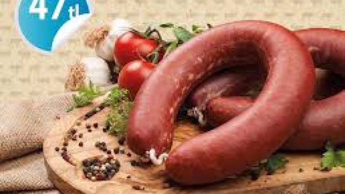 Aydınlıoğlu Kasap Et Mangal’da sergilenen taze et ürünleri, mangallık et çeşitleri ve kasap vitrini.