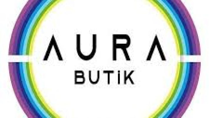 Aura Butik mağazasında kadın elbiseleri, bluzlar ve şık kombinler vitrinlerde modern ve zarif bir şekilde sergileniyor – Alanya’da stil ve kalite mağazası.