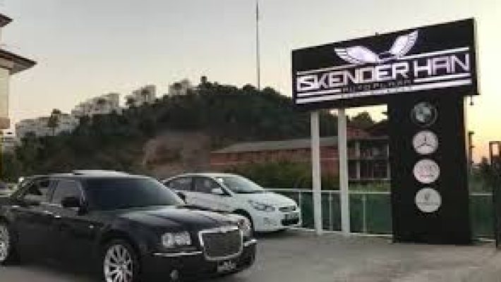 “İskenderhan Auto Plaza’nın modern araç satış alanında farklı marka ve modellerde otomobillerin sergilendiği oto plaza görüntüsü.”