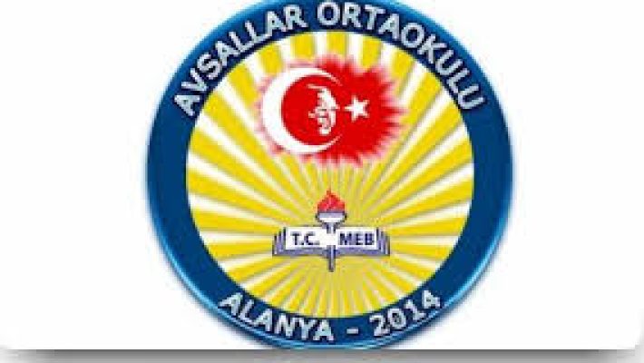 Avsallar Ortaokulu’nda öğrenciler sınıfta ders çalışırken ve öğretmen ders anlatıyor.