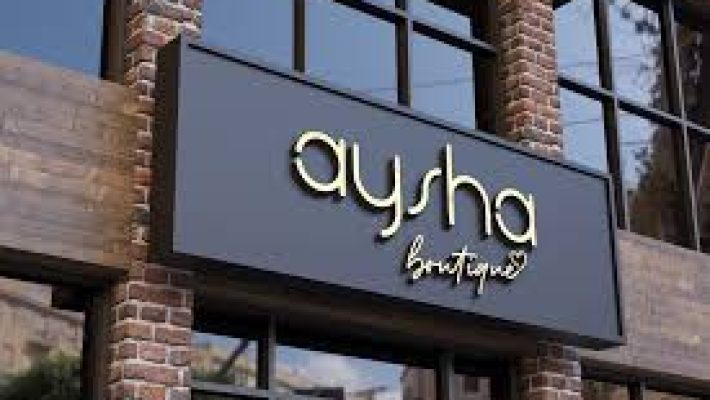 Aysha Butik Alanya – Kadın giyim ürünlerinin modern, zarif ve şık tasarımlarla vitrinlerde sergilendiği butik mağaza.