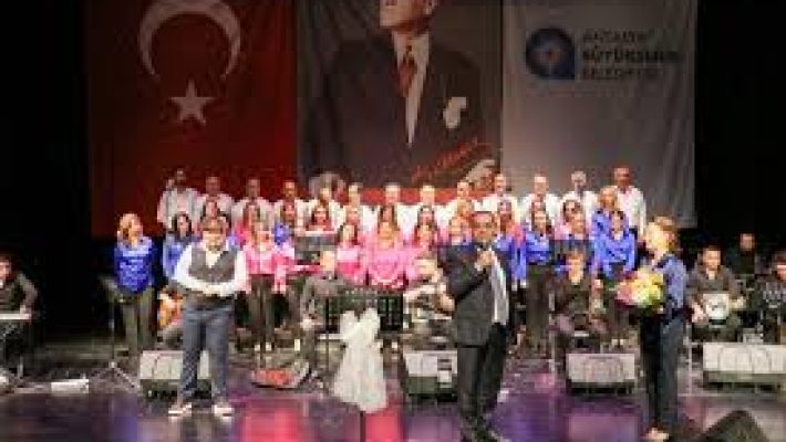"Gazipaşa Musiki Derneği öğrencileri ve katılımcıları müzik eğitimi alıyor, enstrüman çalıyor ve modern eğitim materyalleri ile desteklenen bir ortamda çalışıyor."