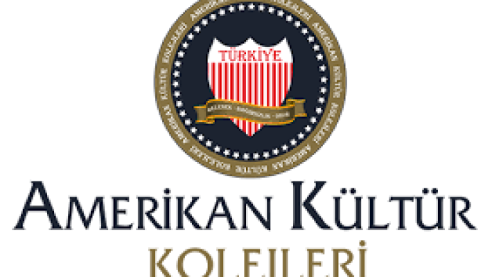 Amerikan Kültür Alanya Yabancı Dil Kursu’nda öğrenciler İngilizce eğitimi alırken konuşma pratiği yapıyor.