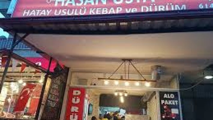 “Alanya Dürümcü Hasan Usta’da odun ateşinde pişen kebap dürümleri ve geleneksel lezzetler”