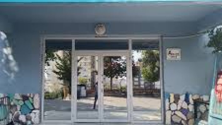 Mahmutlar 50. Yıl İlköğretim Okulu’nda öğrenciler sınıfta ders işlerken ve öğretmen anlatım yaparken.