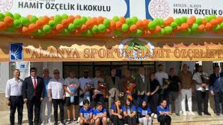 Hamit Özçelik İlköğretim Okulu binası, modern sınıfları ve öğrencilerine güvenli, çağdaş bir eğitim ortamı sunan okul.