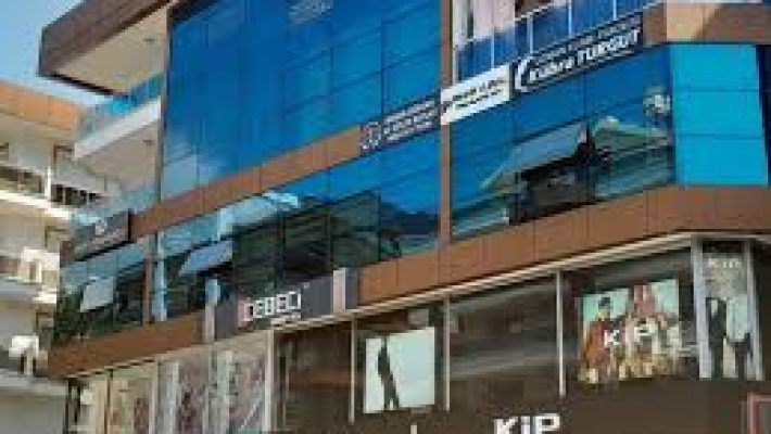 “Seniterapin sağlık ve medikal tedavi ürünleri sunan modern ofis ve klinik ortamı.”