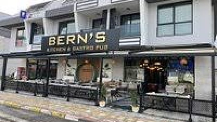 Bern’s Kitchen & Gastro Pub’da lezzetli yemekler ve şık pub atmosferi.