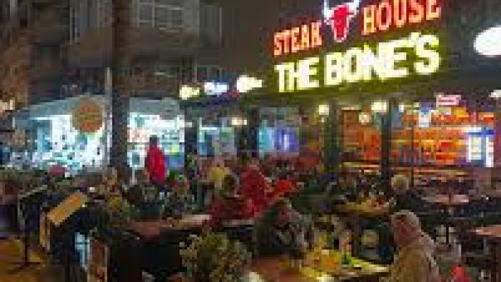“Alanya The Bones Steak House’ta ızgara et çeşitleri, özel soslar ve şık sunumlarla hazırlanmış steak lezzetleri”