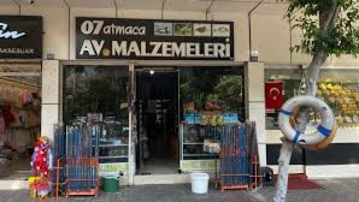 Atmaca AV Store Alanya’da avcılık ve outdoor ekipmanlarının sergilendiği mağaza içi görüntüsü.