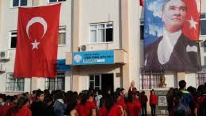 Ayşen Cengiz Urfalıoğlu Ortaokulu binası, modern eğitim ortamı ve öğrenci merkezli öğrenme anlayışıyla öne çıkan okul.