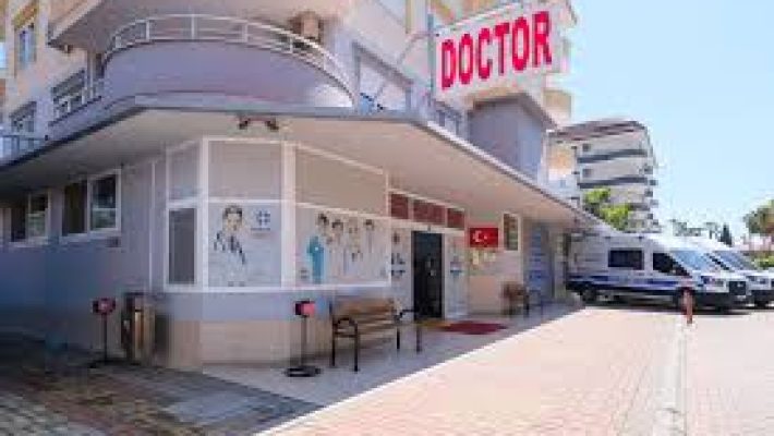 “İntermedical Polikliniği modern klinik binası ve hasta kabul alanı.”