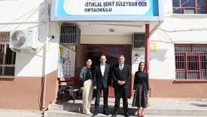 İstiklal Şehit Süleyman Gür İlköğretim Okulu’nda öğrenciler sınıfta ders çalışırken ve öğretmen anlatım yapıyor.