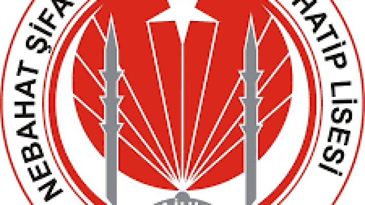 Nebahat Şifa Anadolu İmam Hatip Lisesi binasının ön cephesi ve okul giriş alanı.