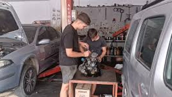 “Tofaş Ford Renault Bakım Servisi’nde Ford ve Renault marka araçların bakım ve onarım işlemlerinin yapıldığı modern servis alanı.”